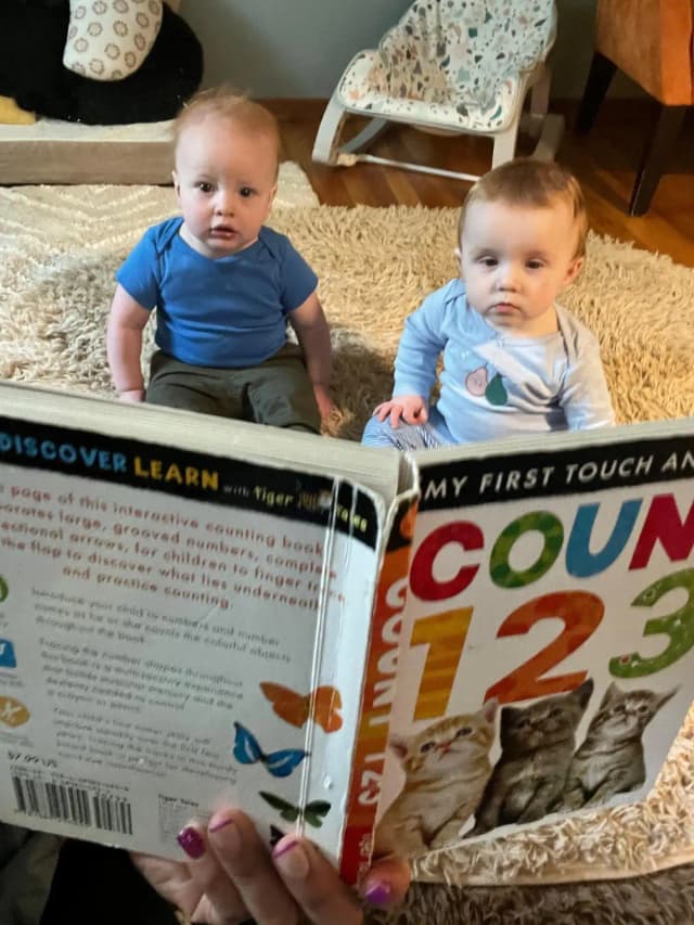 Children reading a book