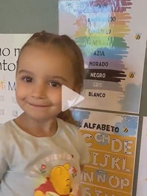 girl saying the colors in Spanish