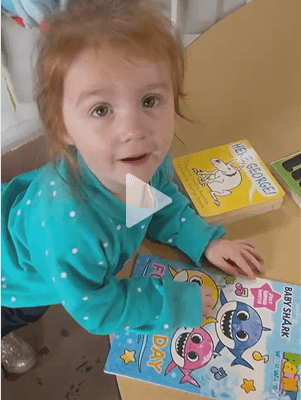 Toddler saying colors in spanish